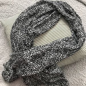 Old Navy Black and White Scarf